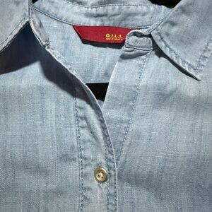 G.I.L.I. Woman’s Blue Denim button down shirt Size 6 NWOT lightweight